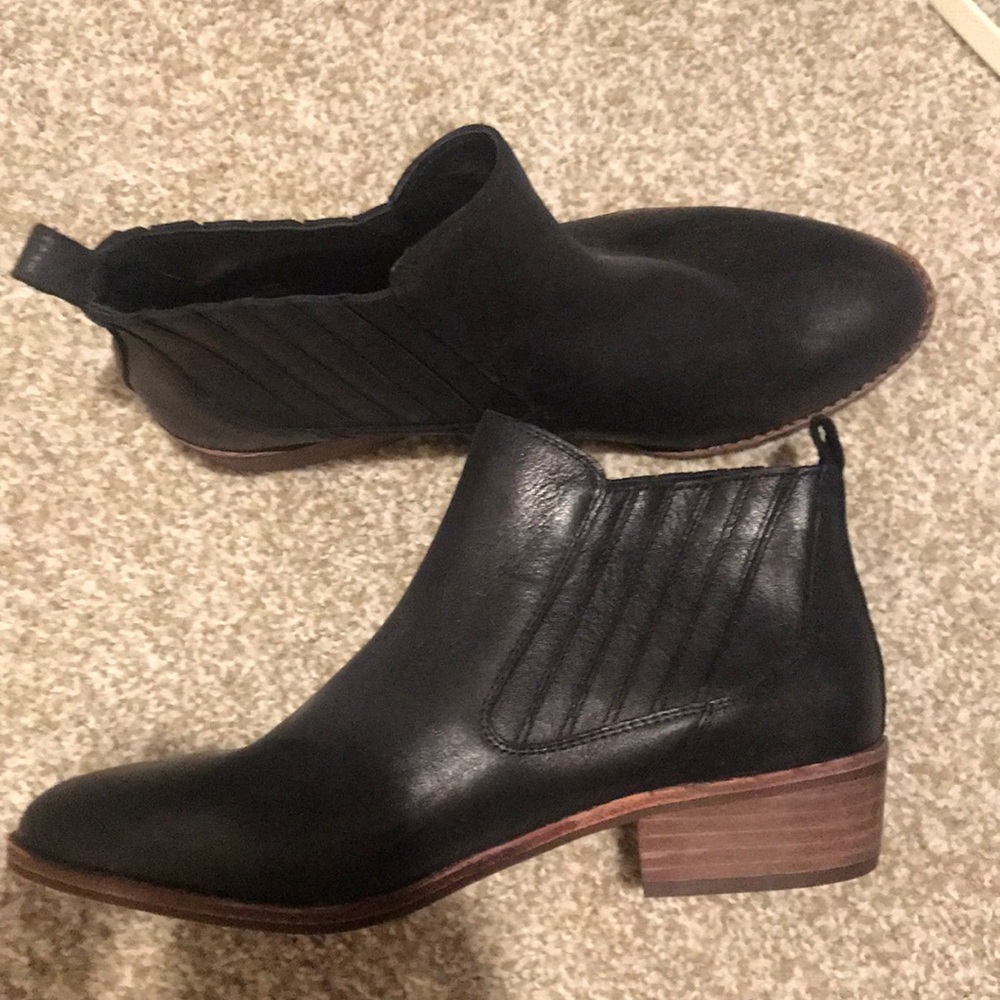NWOT GIANNI BINI Black Leather Booties